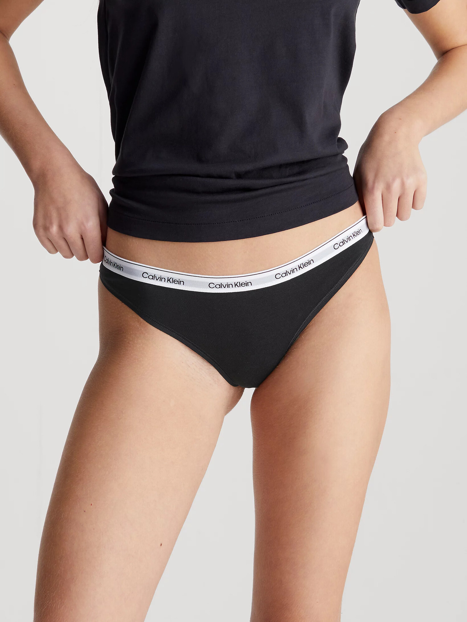 Dámské tanga 000QD5043E UB1 černé- Calvin Klein M