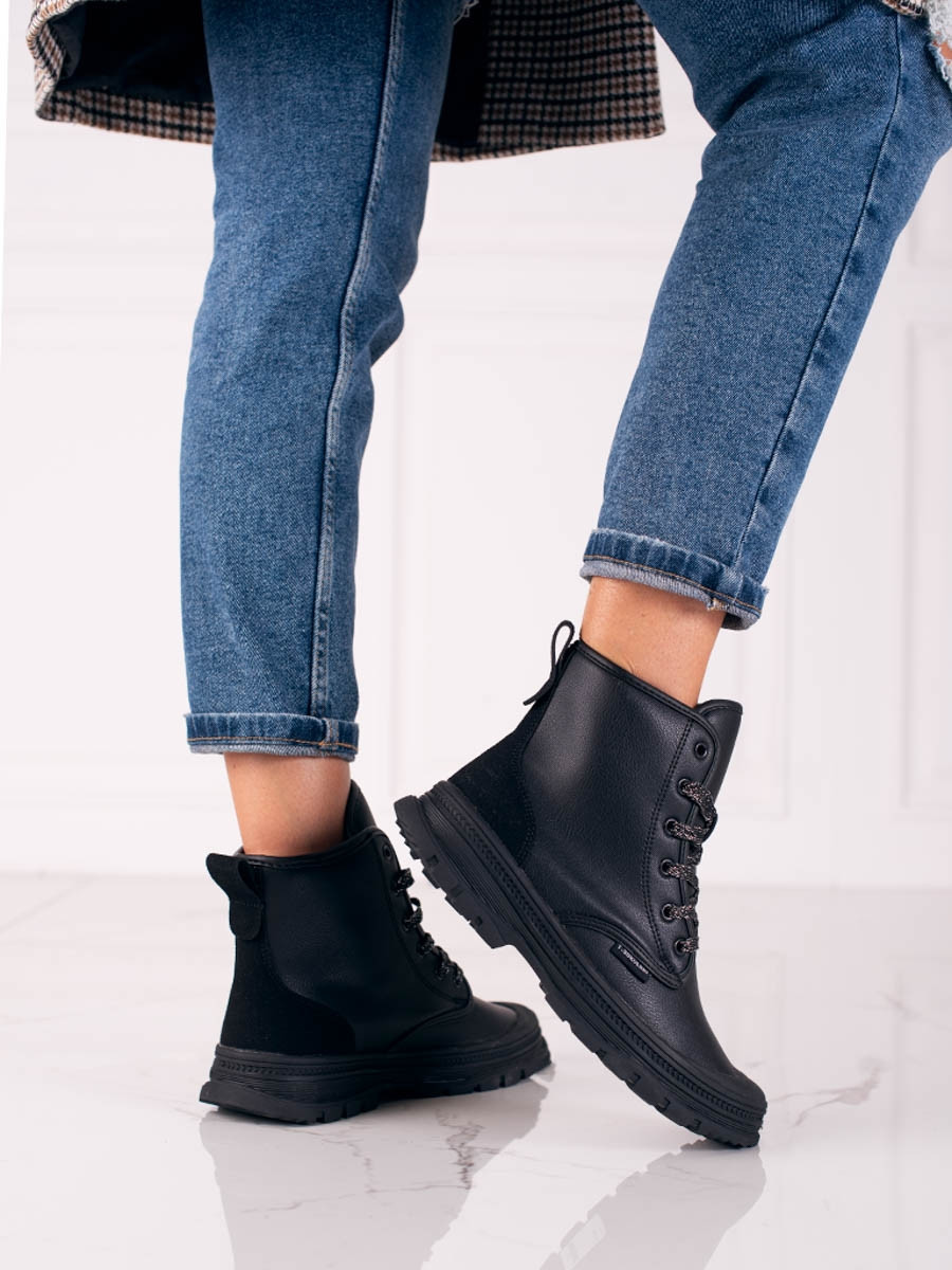 Výborné dámské kotníčkové boty černé na plochém podpatku 36