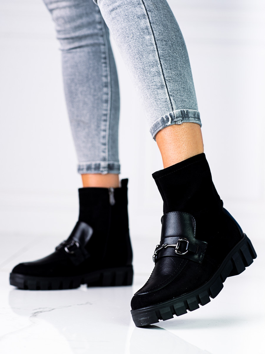 Komfortní černé dámské kotníčkové boty na plochém podpatku 39