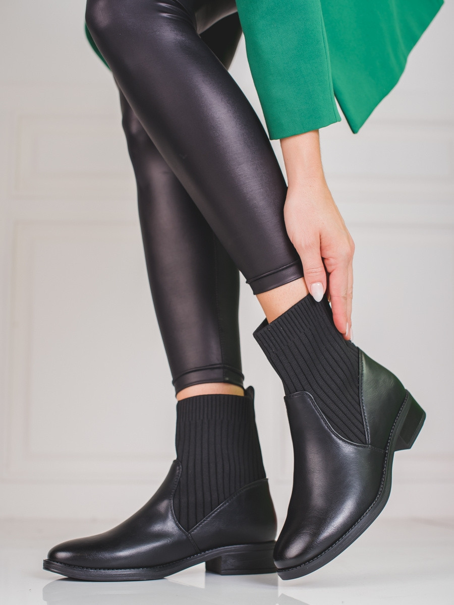 Výborné černé kotníčkové boty dámské na plochém podpatku 40