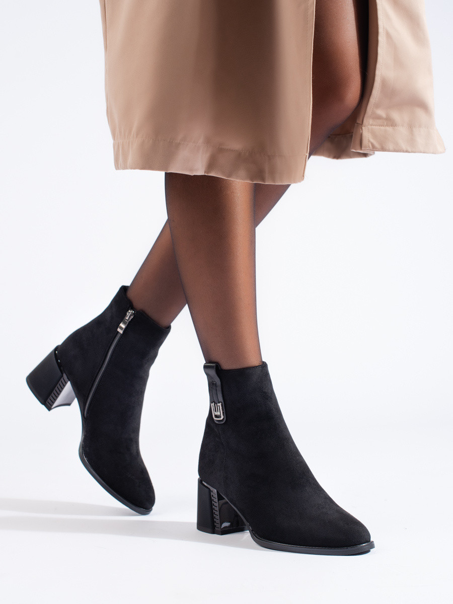 Zajímavé černé dámské kotníčkové boty na širokém podpatku 39