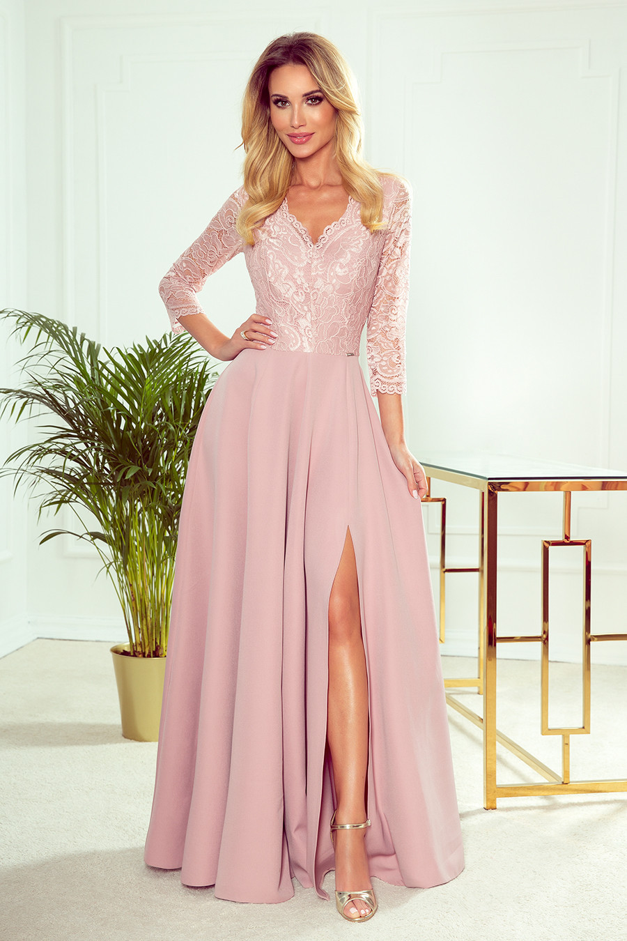 AMBER - Elegantní dlouhé krajkové dámské šaty v pudrově růžové barvě s dekoltem 309-4 XXL