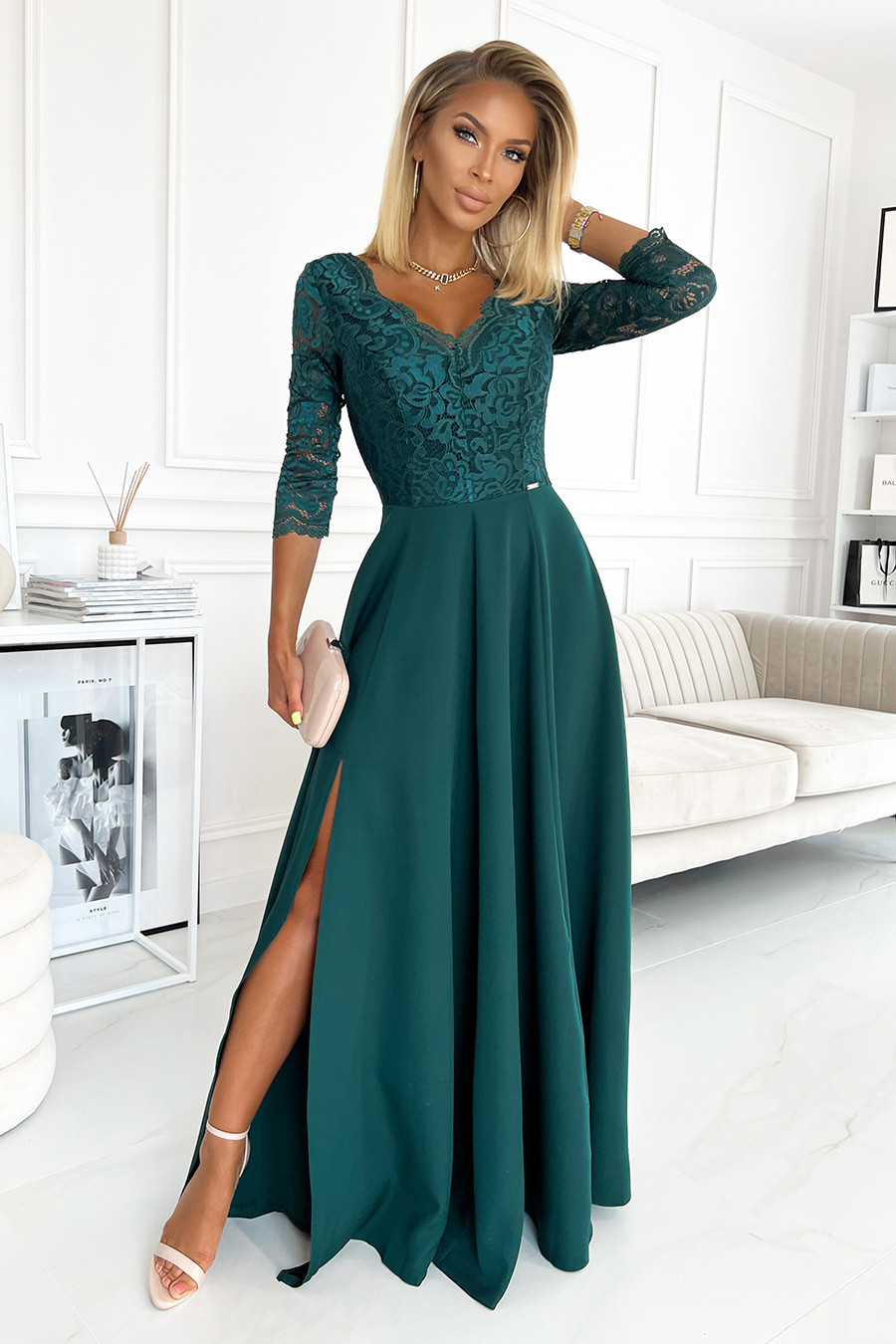 AMBER - Elegantní dlouhé dámské krajkové šaty v lahvově zelené barvě s výstřihem 309-5 L
