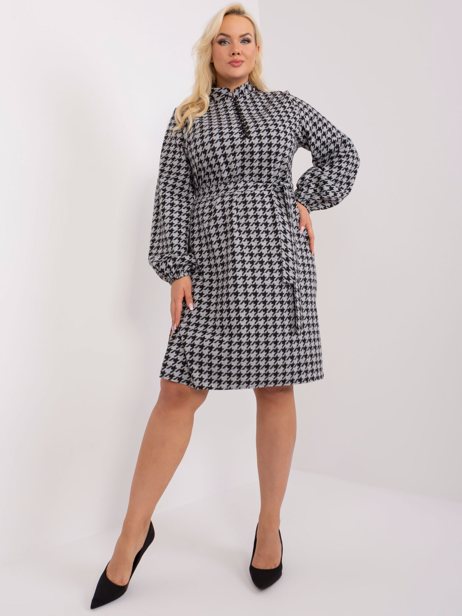 Šedočerné elegantní šaty velikosti houndstooth velikosti: 46