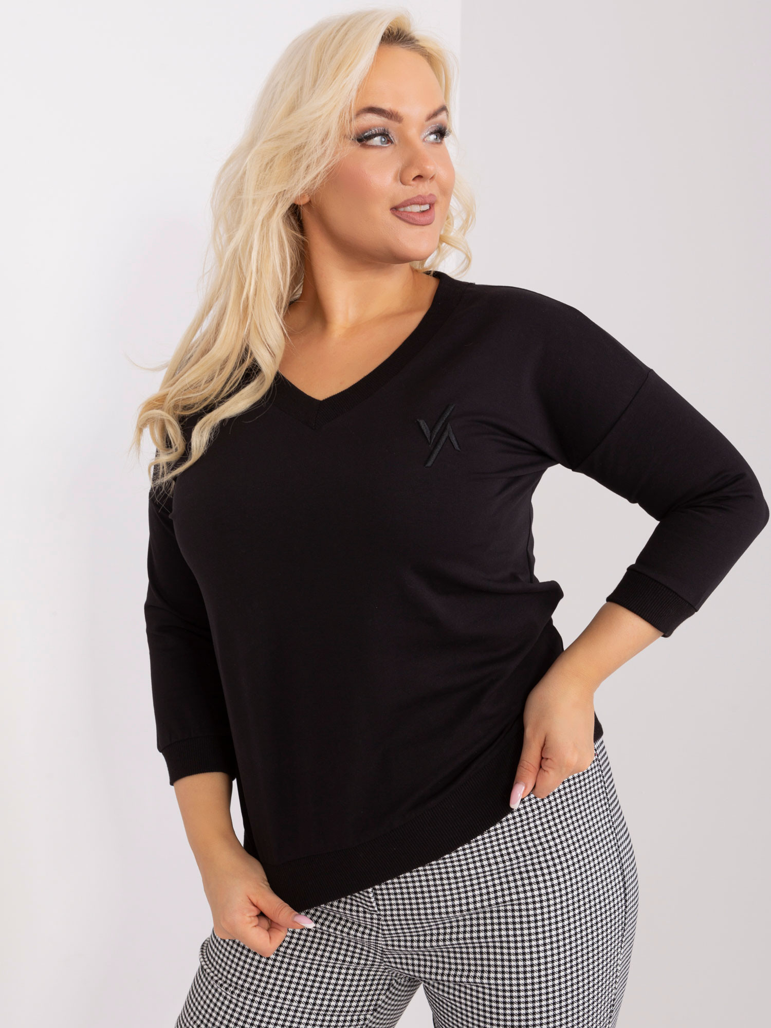 Dámská černá halenka plus size s nášivkou JEDNA VELIKOST