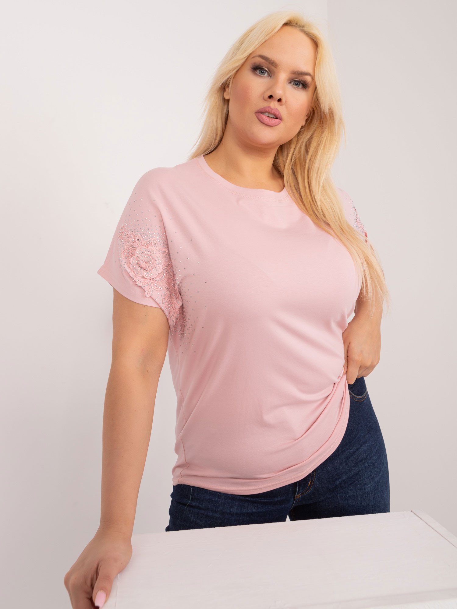 Světle růžová halenka plus size s květinovou aplikací XL