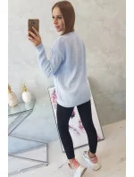 Modrý svetr s výstřihem do V