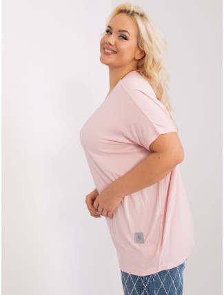 Světle růžová jednobarevná halenka plus size s nášivkou