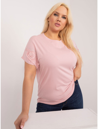 Světle růžová halenka plus size s květinovou aplikací